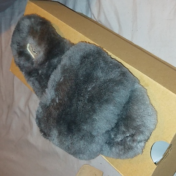 UGG Shoes - UGG FLUFF SLIDE 11 ,SIZE 6 color chrc.